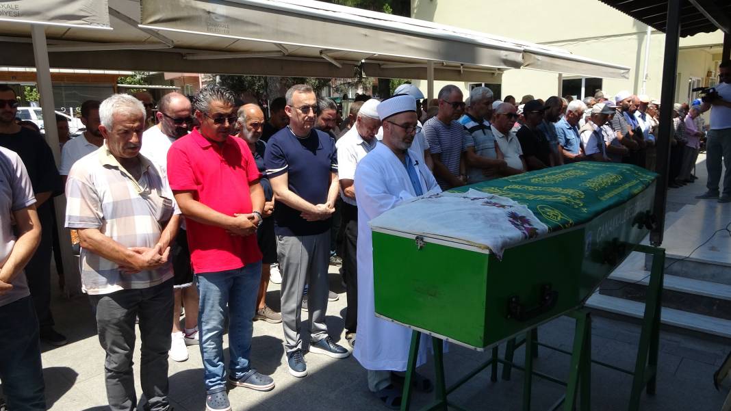 Evinde streç filme sarılı şekilde ölü bulunan kadın son yolculuğuna uğurlandı 7
