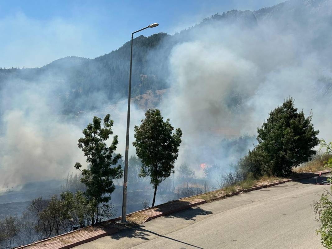 Konya'da yangın... Alevler bahçelere ulaşmadan söndürüldü 3