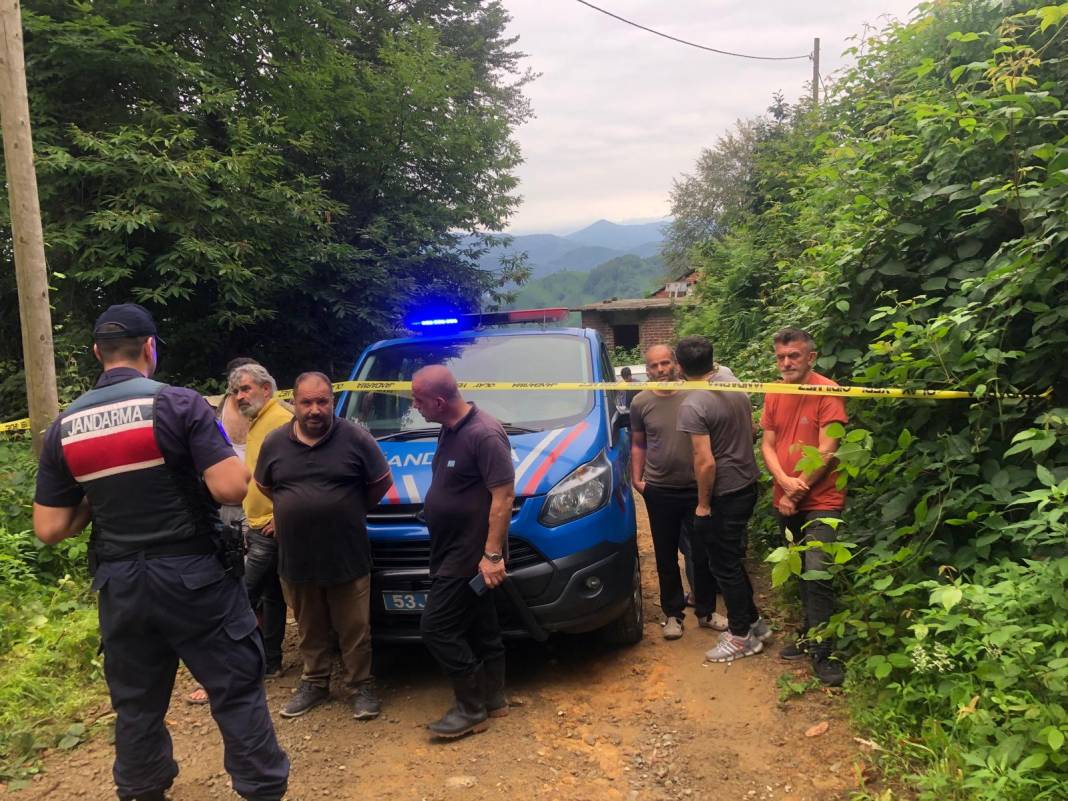 Minibüs, yamaçtan yuvarlandı; 2 ölü, 3 yaralı 1