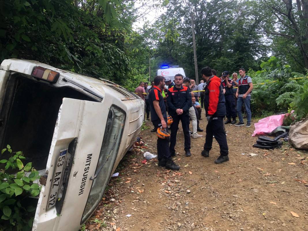 Minibüs, yamaçtan yuvarlandı; 2 ölü, 3 yaralı 2