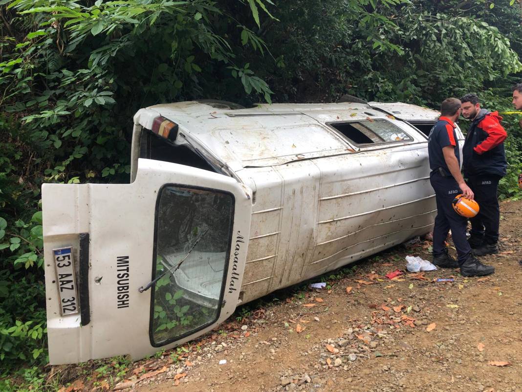 Minibüs, yamaçtan yuvarlandı; 2 ölü, 3 yaralı 3