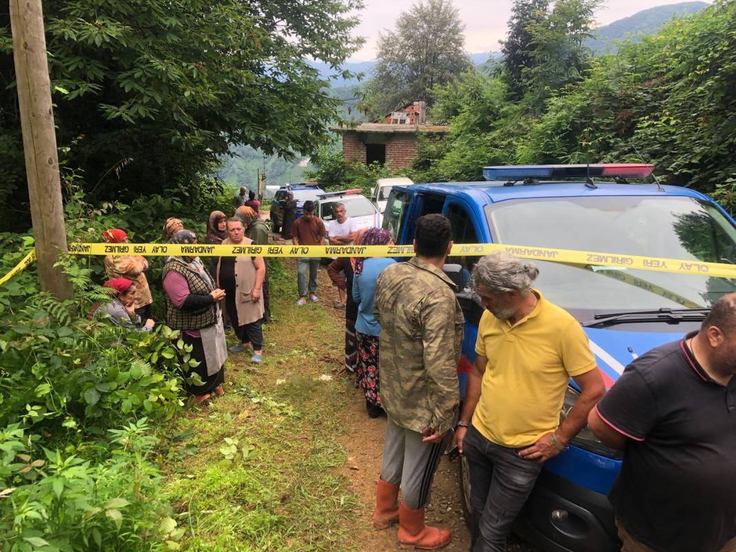 Minibüs, yamaçtan yuvarlandı; 2 ölü, 3 yaralı 4