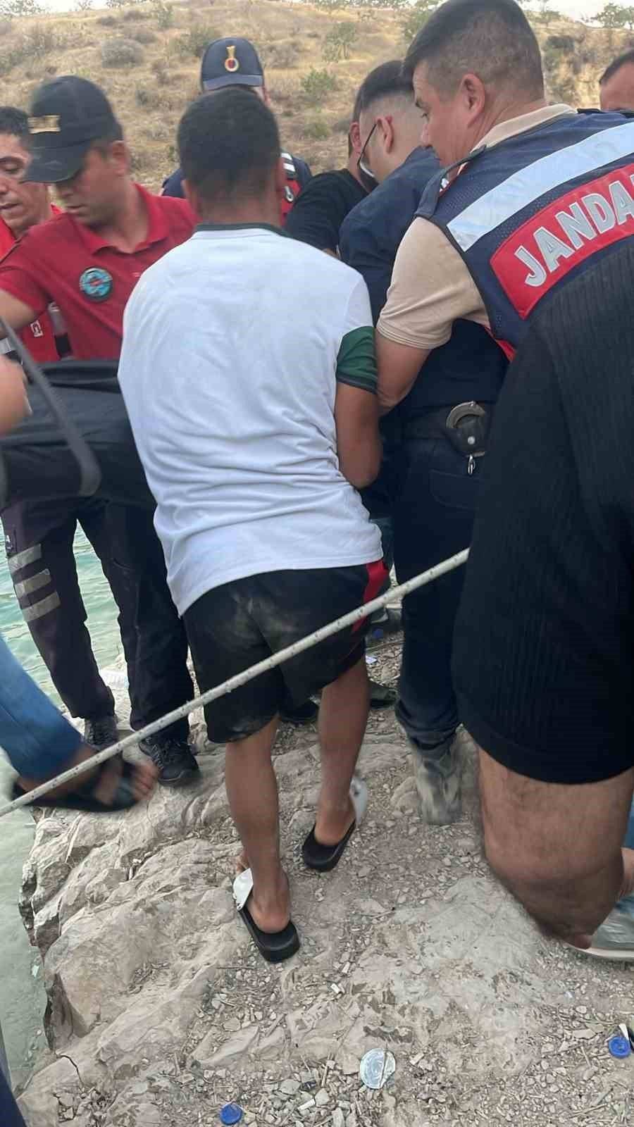 Serinlemek için Fırat Nehri’ne giren 16 yaşındaki çocuk boğuldu 3