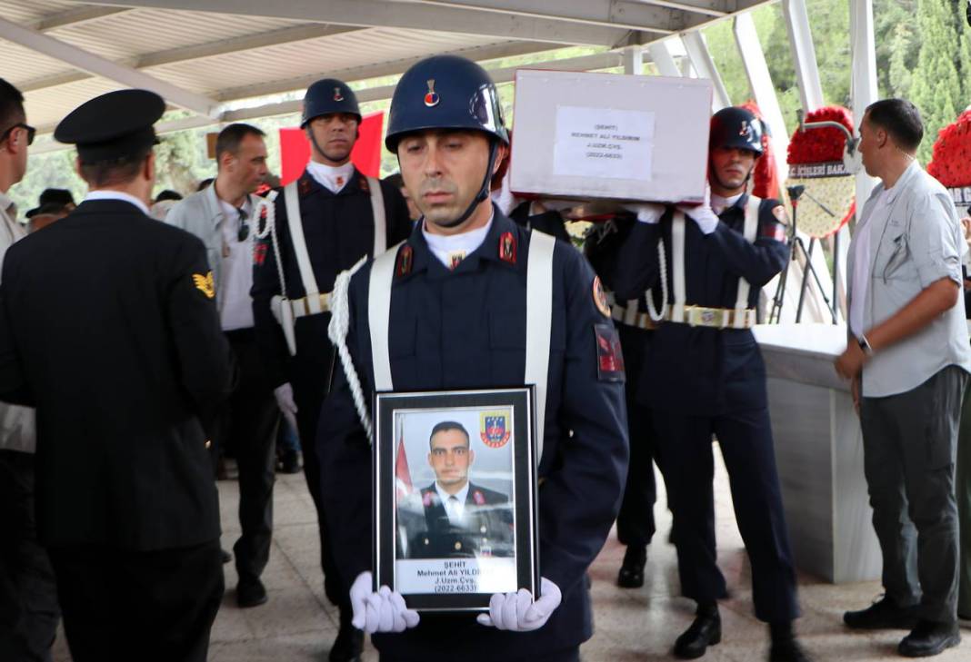 Şehit uzman çavuş son yolculuğuna uğurlandı 6