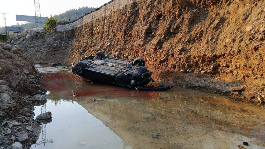 Dereye devrilen otomobildeki baba ve oğlu öldü 1