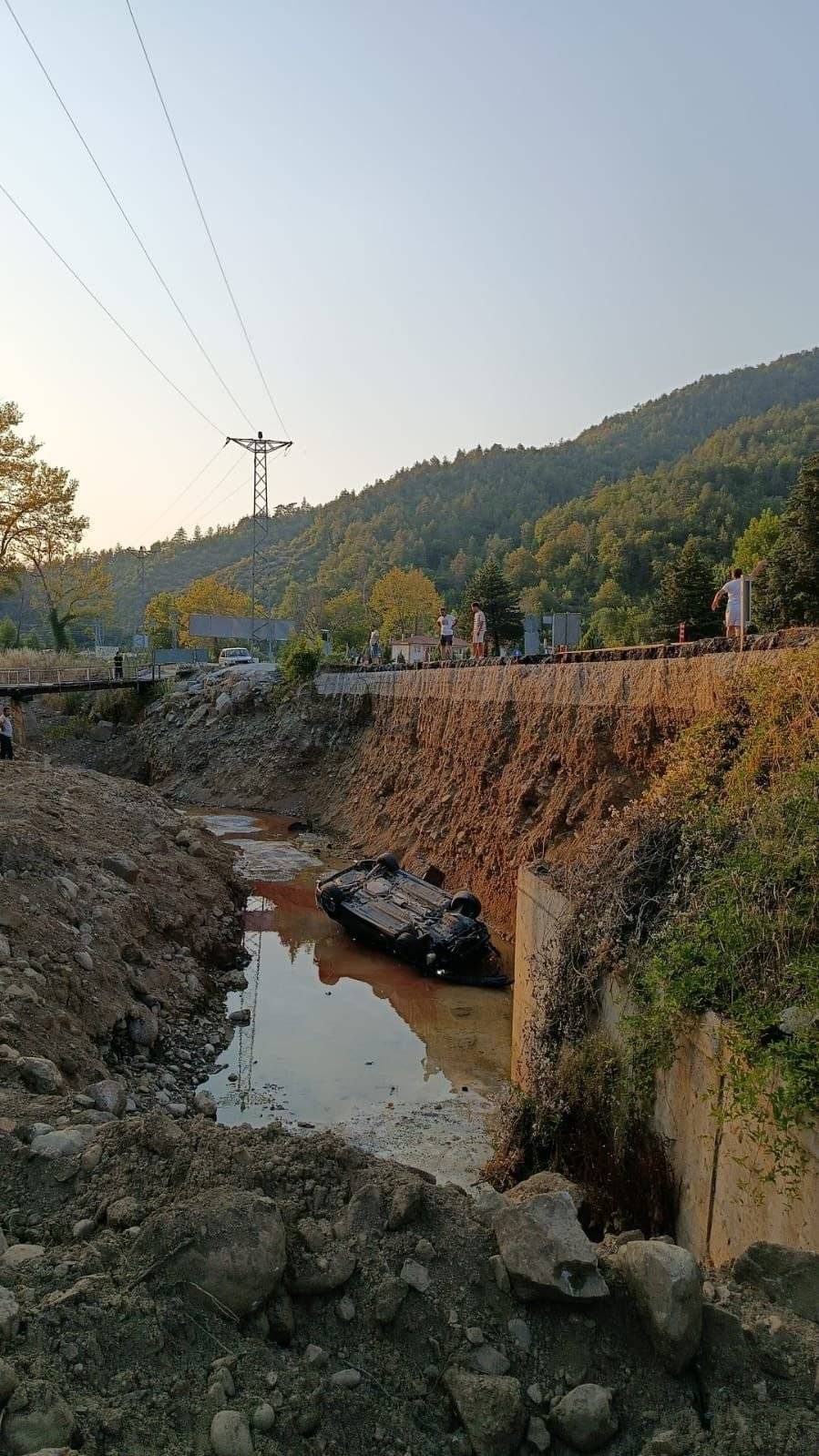 Dereye devrilen otomobildeki baba ve oğlu öldü 2