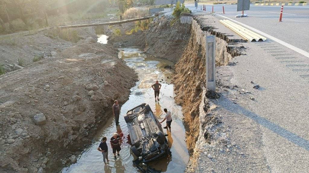 Dereye devrilen otomobildeki baba ve oğlu öldü 3
