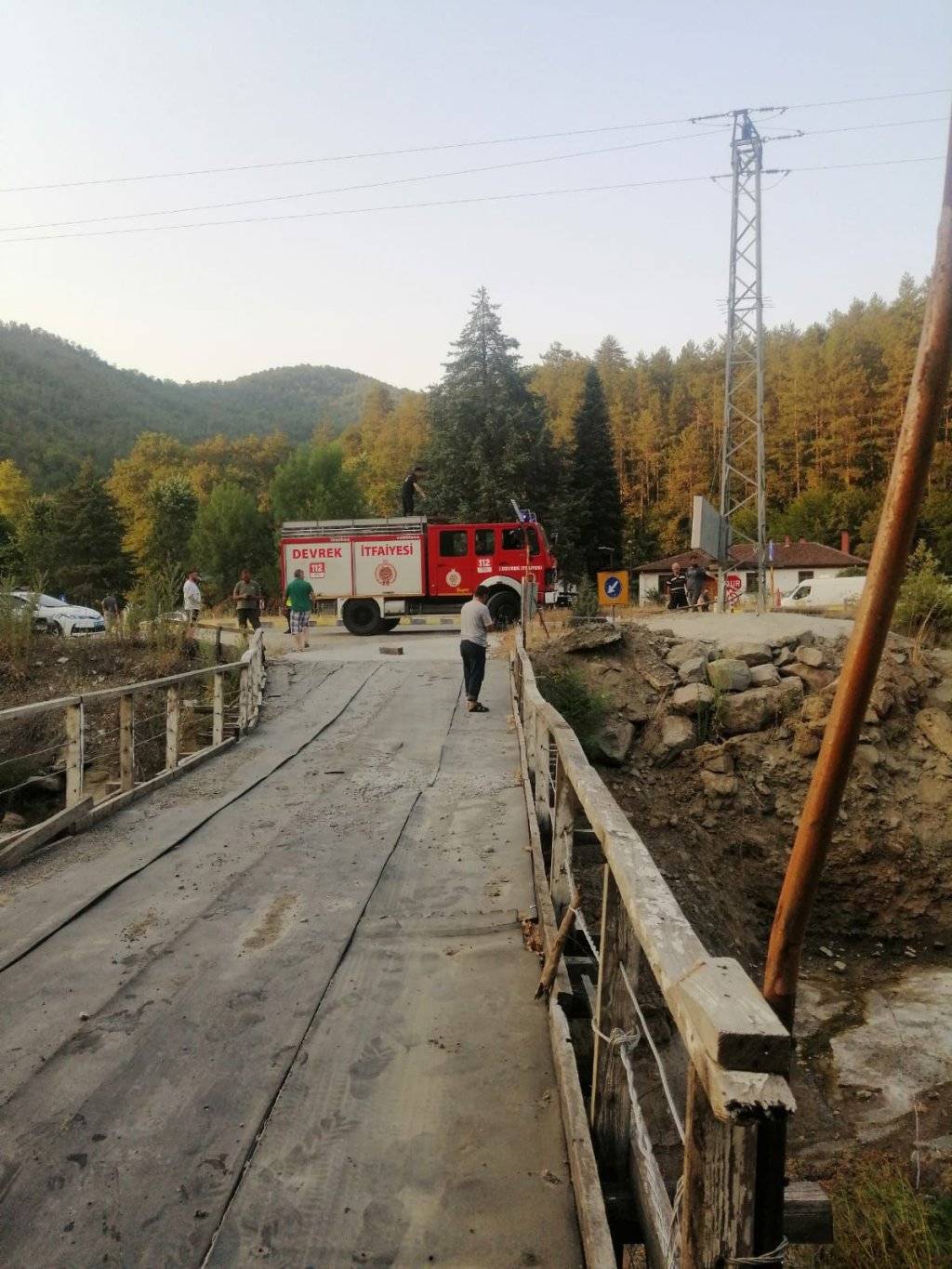 Dereye devrilen otomobildeki baba ve oğlu öldü 4