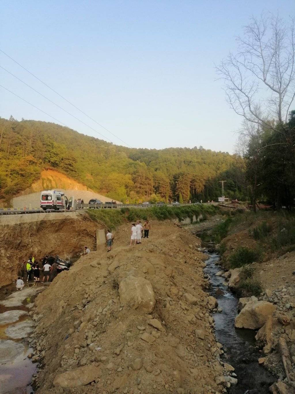 Dereye devrilen otomobildeki baba ve oğlu öldü 5