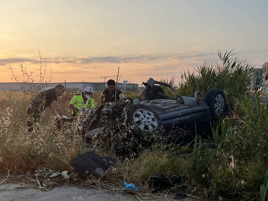 Otomobil menfeze çarpıp takla attı, 2 genç hayatını kaybetti 2