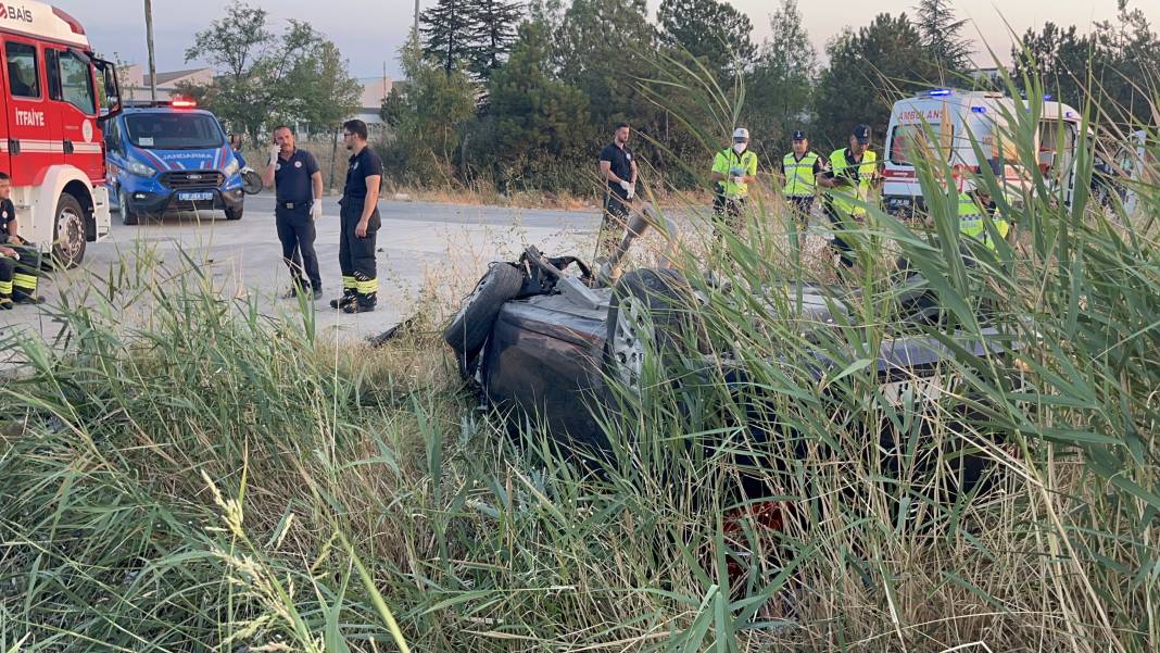 Otomobil menfeze çarpıp takla attı, 2 genç hayatını kaybetti 3