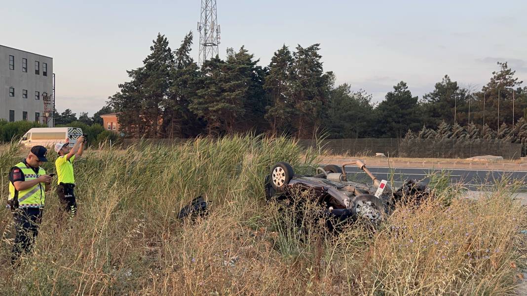 Otomobil menfeze çarpıp takla attı, 2 genç hayatını kaybetti 4