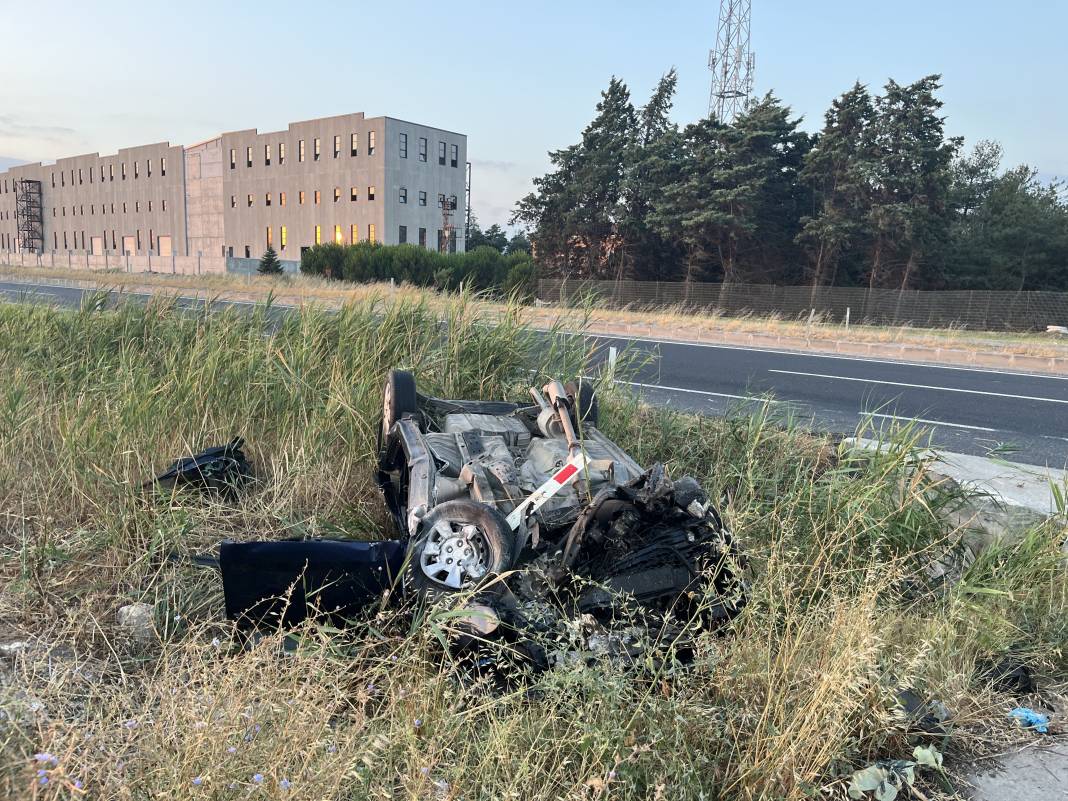 Otomobil menfeze çarpıp takla attı, 2 genç hayatını kaybetti 5