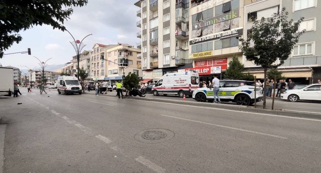 Motosiklet yayaya ardından otomobile çarptı: 1 ölü, 2 yaralı 2