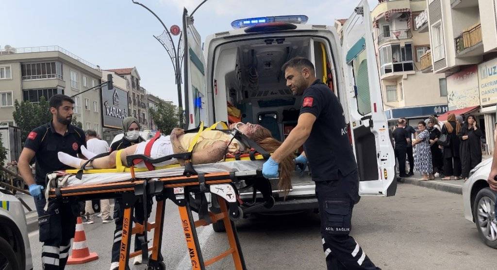 Motosiklet yayaya ardından otomobile çarptı: 1 ölü, 2 yaralı 4