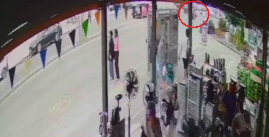 Motosiklet yayaya ardından otomobile çarptı: 1 ölü, 2 yaralı 5