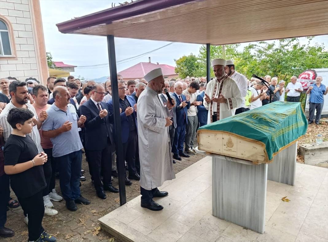 Gazeteci Cem Küçük'ün acı günü... Toprağa verildi 1