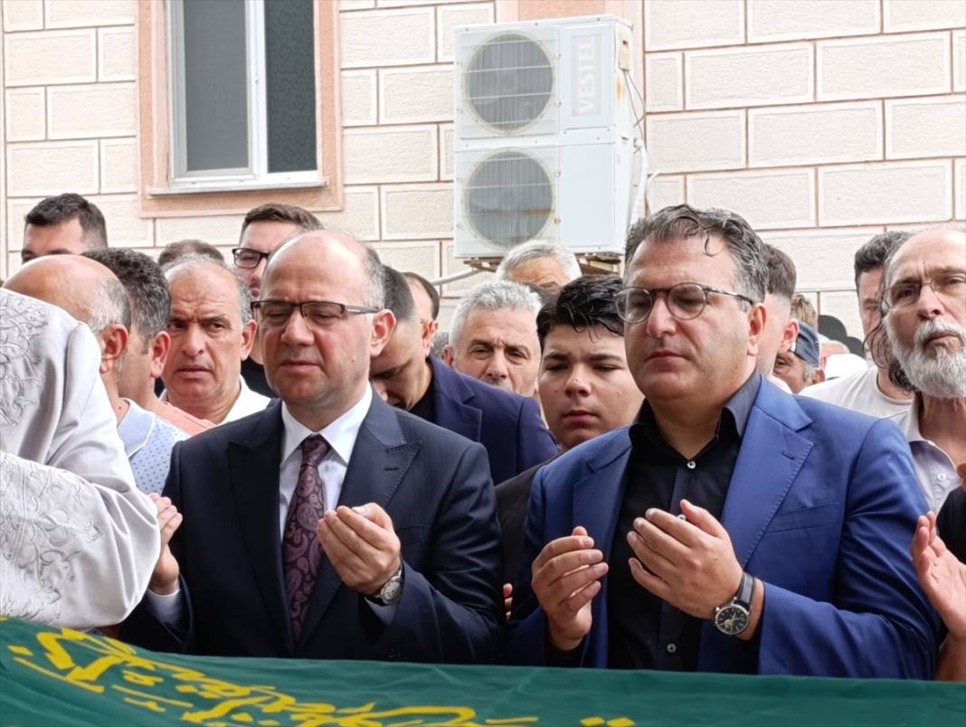 Gazeteci Cem Küçük'ün acı günü... Toprağa verildi 2