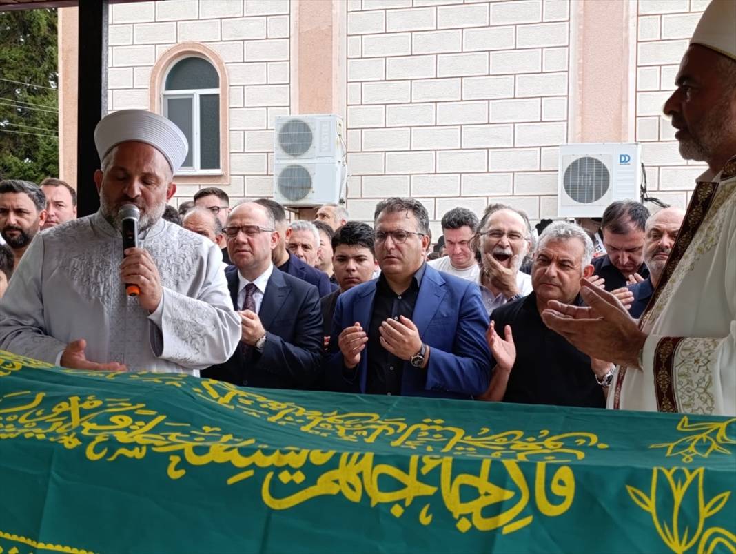 Gazeteci Cem Küçük'ün acı günü... Toprağa verildi 4