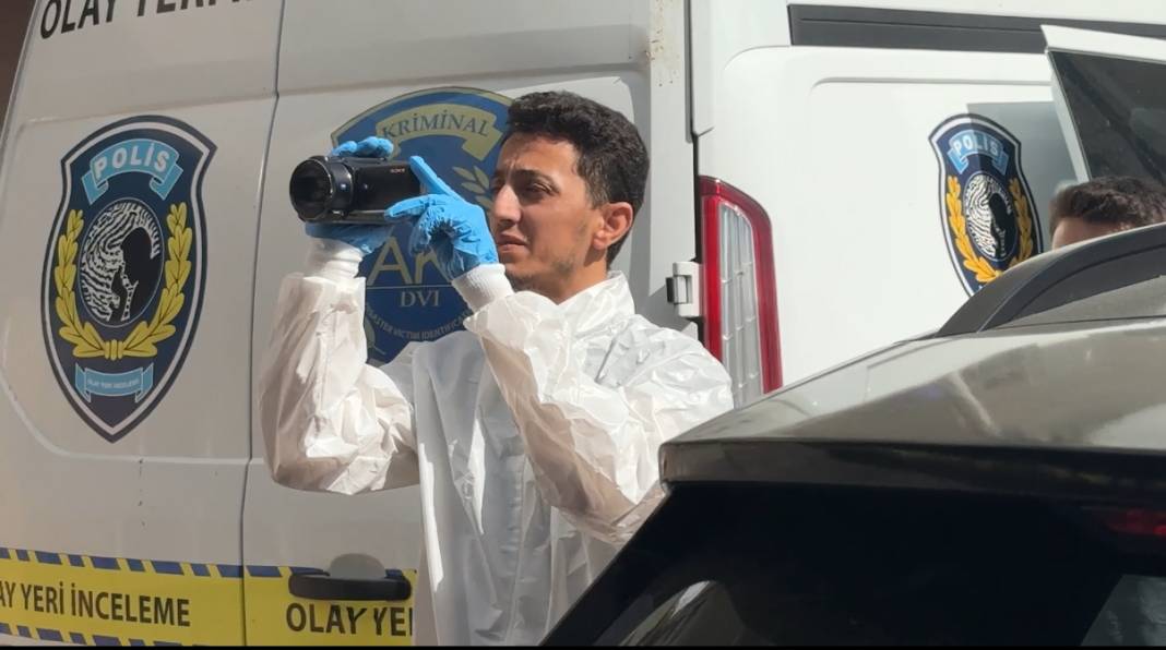 Ev arkadaşının boğazını keserek öldürdü 1