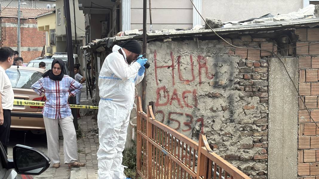 Ev arkadaşının boğazını keserek öldürdü 11