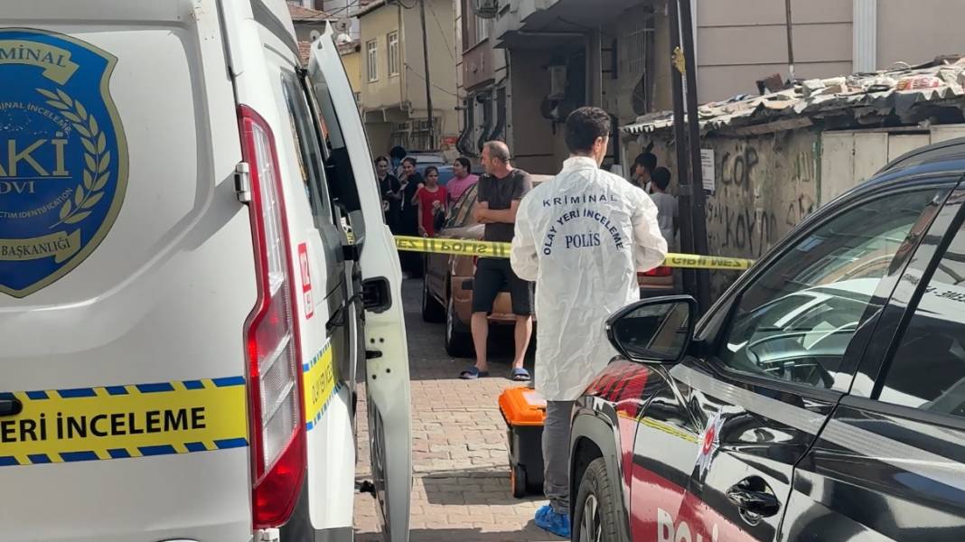 Ev arkadaşının boğazını keserek öldürdü 2