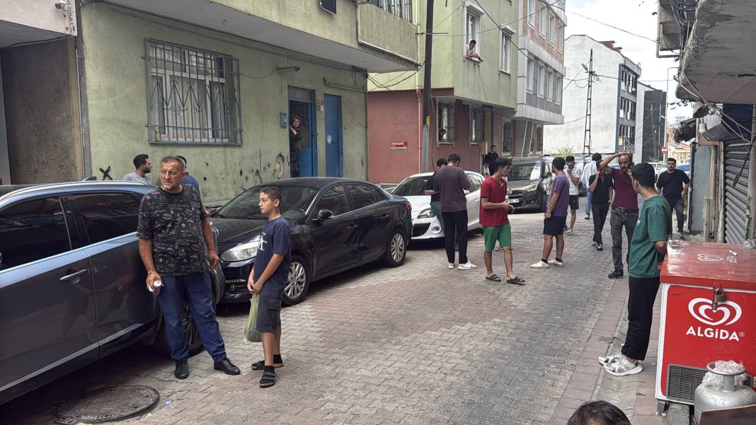 Ev arkadaşının boğazını keserek öldürdü 8