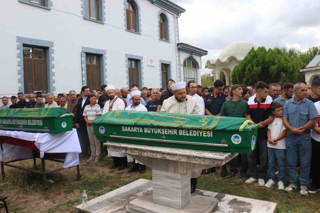 Yan yana toprağa verilen iki kardeşin ardından yürek burkan detaylar kaldı 8