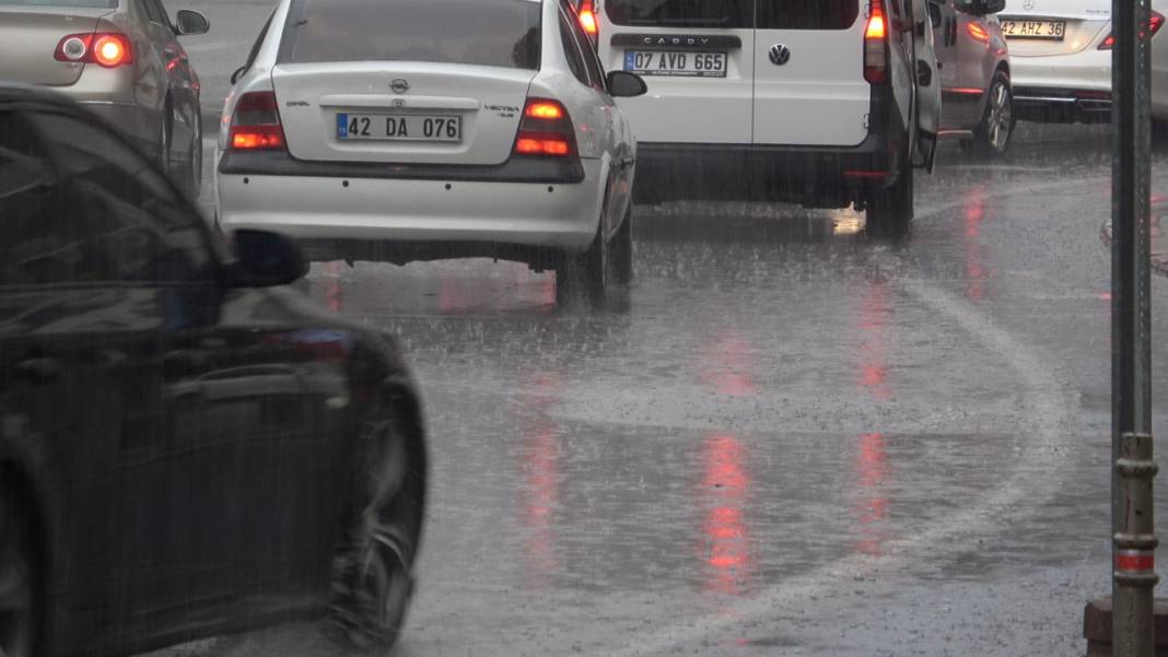 Konya'da aniden bastıran sağanak etkili oldu 2