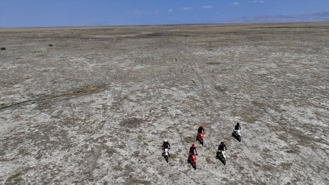 Konya'da kuruyan Akşehir Gölü'nde kuraklığa dikkat çektiler 1