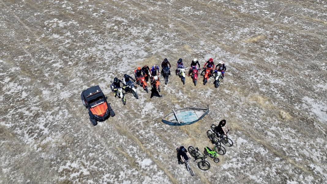 Konya'da kuruyan Akşehir Gölü'nde kuraklığa dikkat çektiler 10