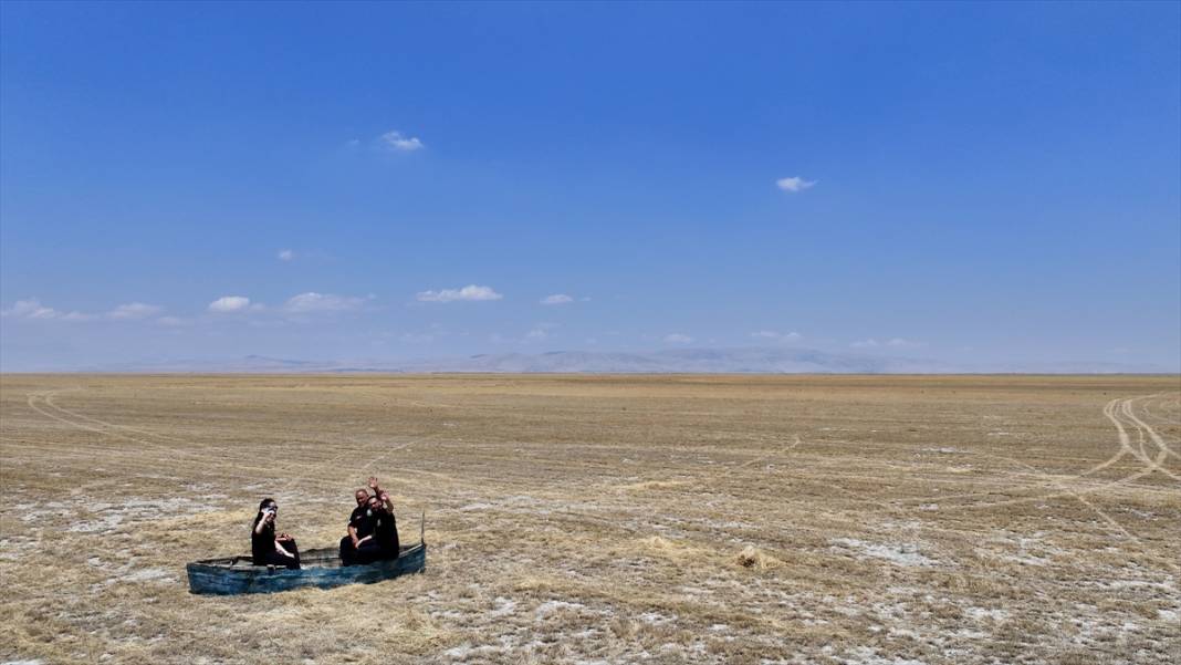 Konya'da kuruyan Akşehir Gölü'nde kuraklığa dikkat çektiler 12
