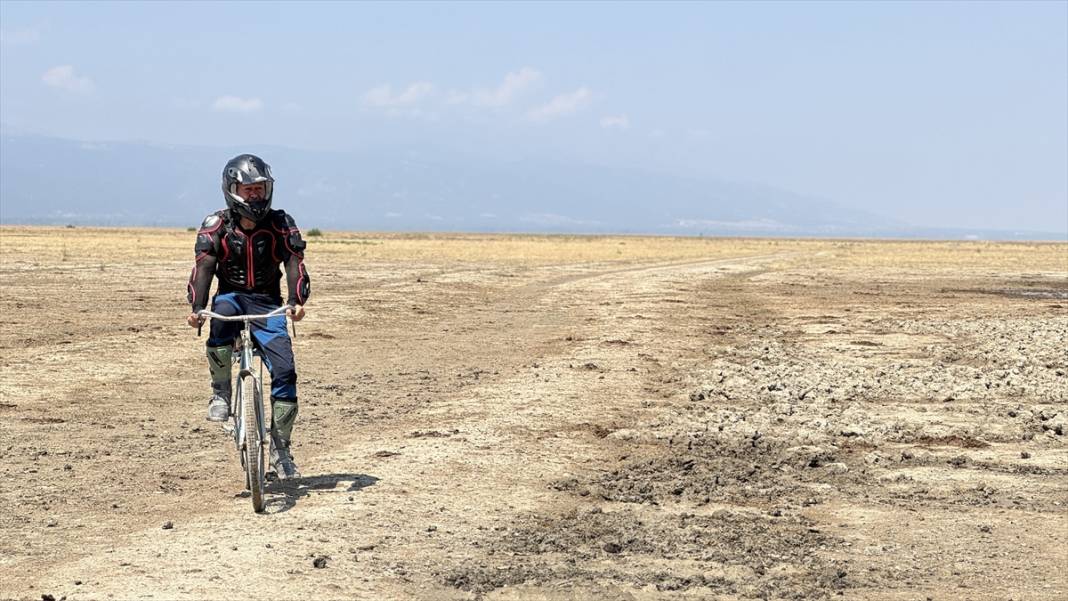 Konya'da kuruyan Akşehir Gölü'nde kuraklığa dikkat çektiler 13