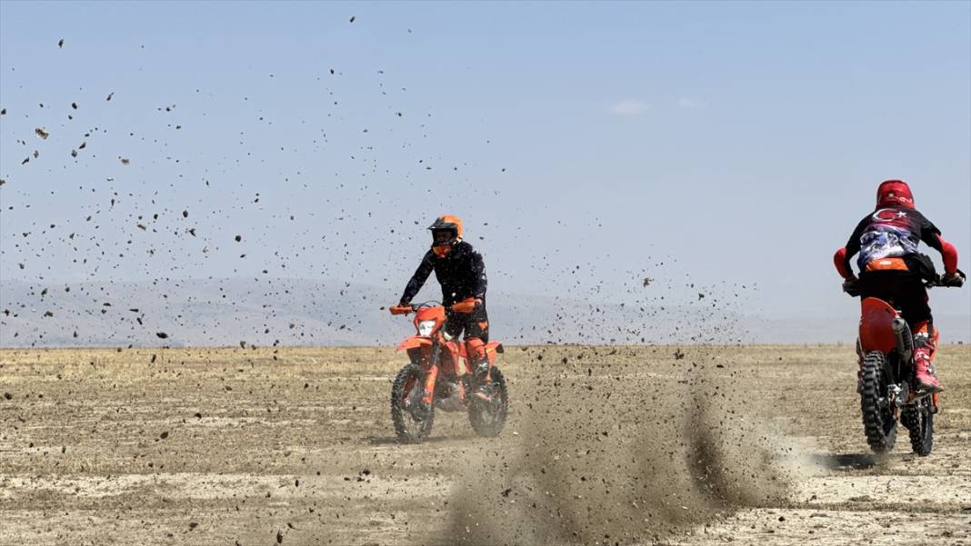 Konya'da kuruyan Akşehir Gölü'nde kuraklığa dikkat çektiler 2