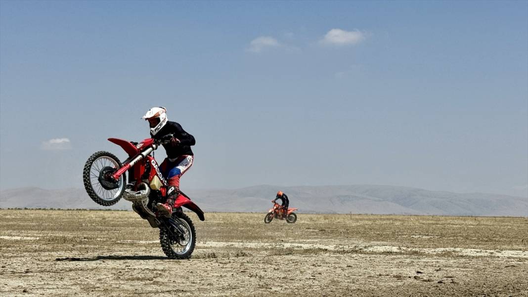 Konya'da kuruyan Akşehir Gölü'nde kuraklığa dikkat çektiler 3