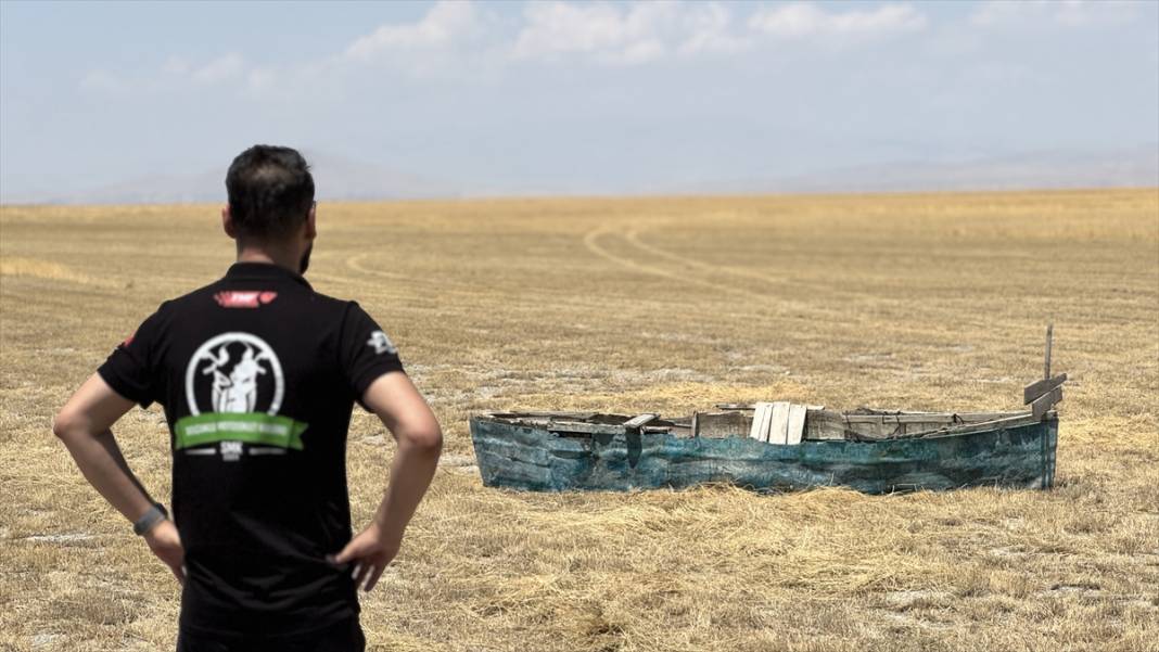 Konya'da kuruyan Akşehir Gölü'nde kuraklığa dikkat çektiler 4