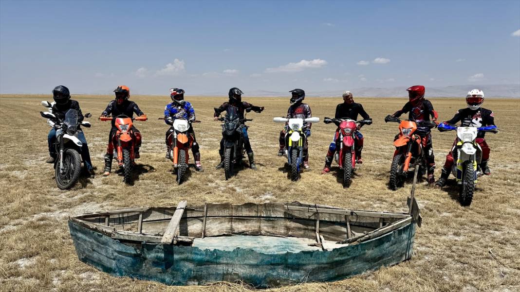 Konya'da kuruyan Akşehir Gölü'nde kuraklığa dikkat çektiler 5