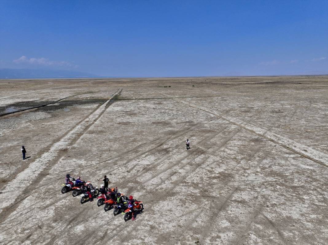 Konya'da kuruyan Akşehir Gölü'nde kuraklığa dikkat çektiler 6