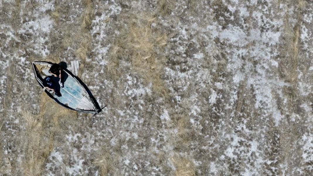 Konya'da kuruyan Akşehir Gölü'nde kuraklığa dikkat çektiler 7