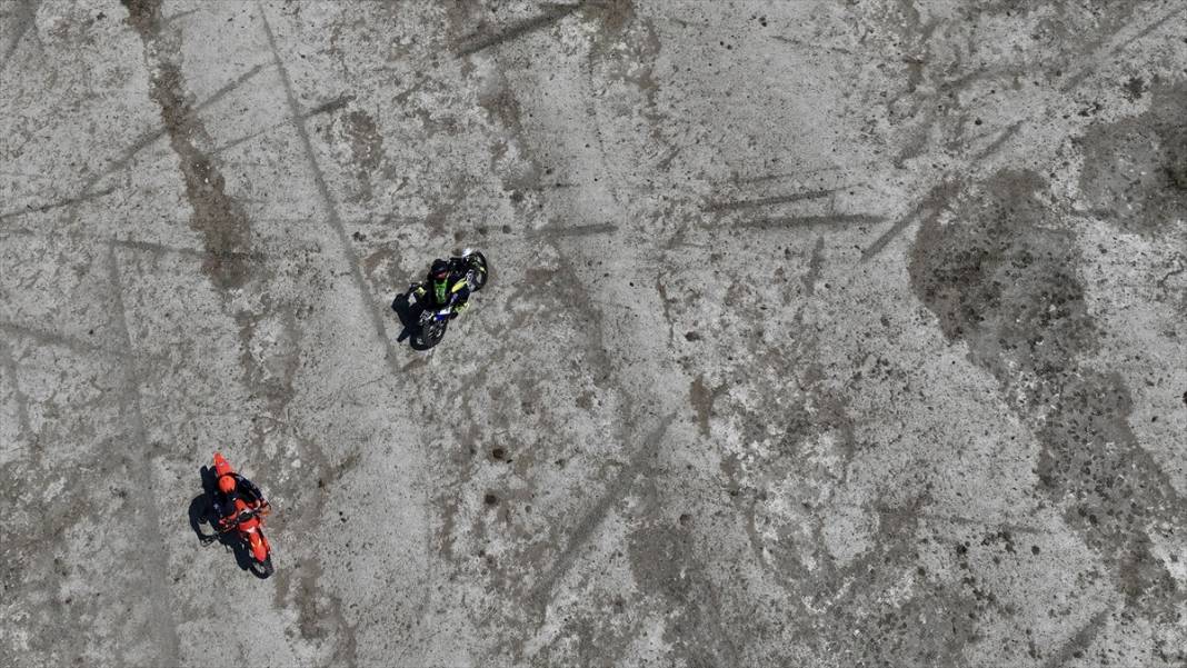 Konya'da kuruyan Akşehir Gölü'nde kuraklığa dikkat çektiler 8