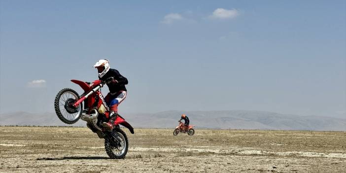 Konya'da kuruyan Akşehir Gölü'nde kuraklığa dikkat çektiler