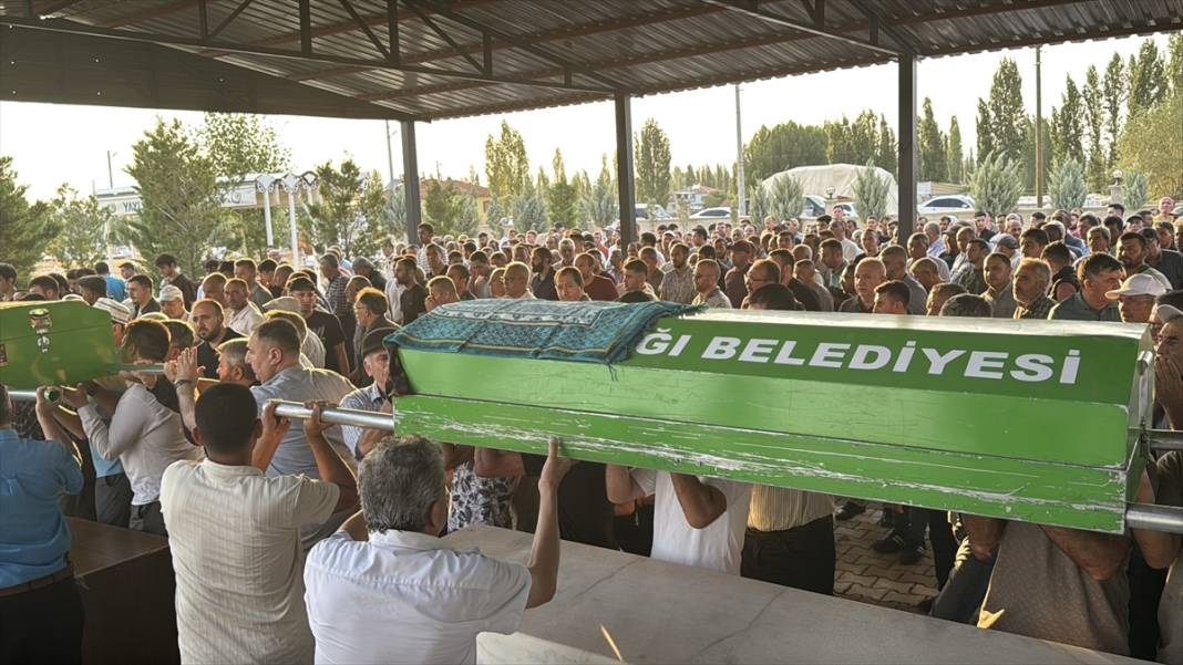 Serinlemek için gölete giren iki çocuk boğuldu 3