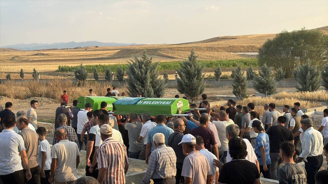 Serinlemek için gölete giren iki çocuk boğuldu 5