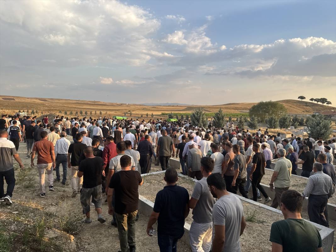 Serinlemek için gölete giren iki çocuk boğuldu 6