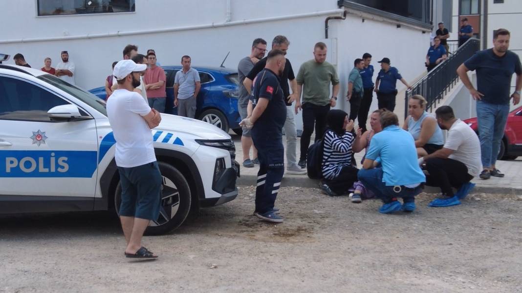 Eşini ve oğlunu öldüren şahıs bıçakla intihara kalkıştı 1