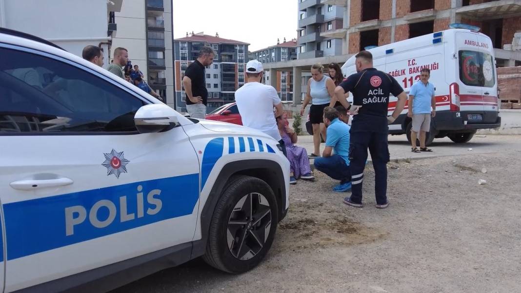 Eşini ve oğlunu öldüren şahıs bıçakla intihara kalkıştı 2