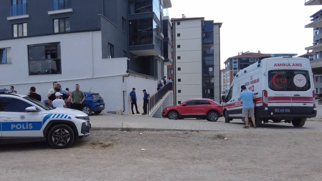 Eşini ve oğlunu öldüren şahıs bıçakla intihara kalkıştı 3