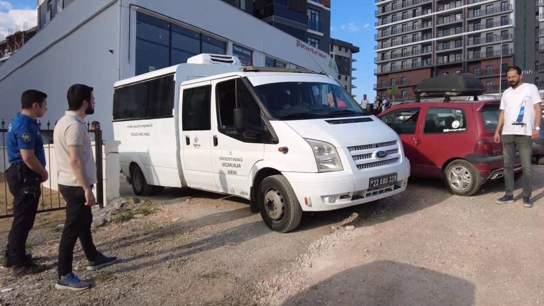 Eşini ve oğlunu öldüren şahıs bıçakla intihara kalkıştı 4