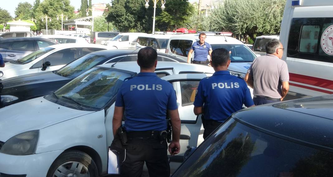 Etraftakiler fark etti... Park halindeki araçta ölü bulundu 1