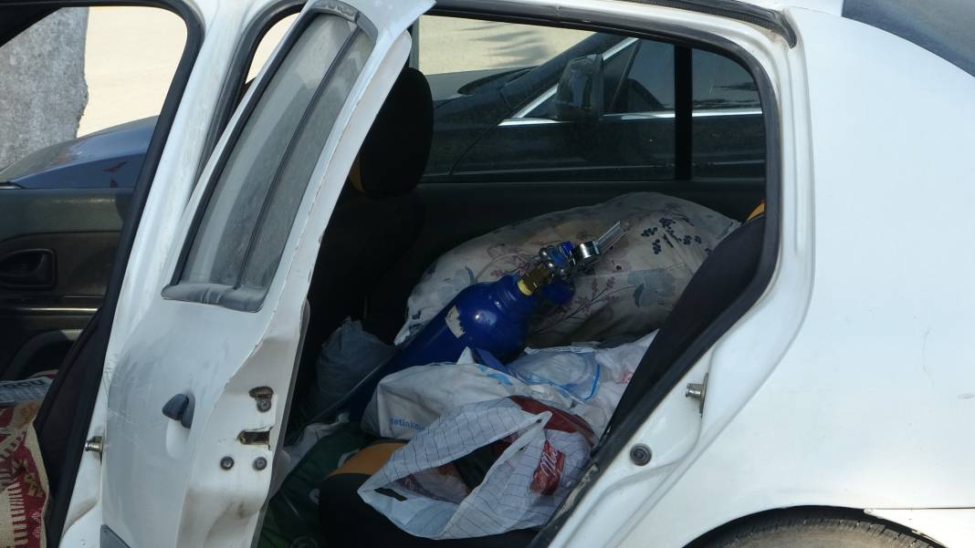 Etraftakiler fark etti... Park halindeki araçta ölü bulundu 2